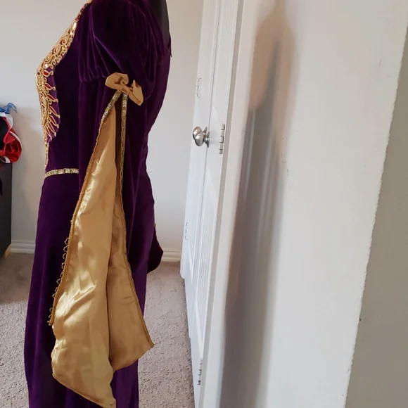 Halloween π Queen dress size small π - Picture 4 of 9